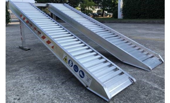 LOADING RAMPS WITH OUTSIDE EDGES ONLY