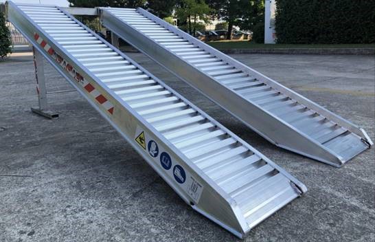 LOADING RAMPS WITH OUTSIDE EDGES ONLY