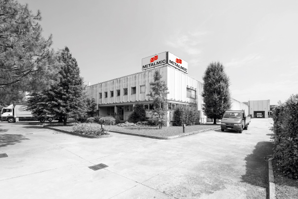 The large headquarters at Mapello (BG), Italy, with over 4000 sqm dedicated to production and warehouses.